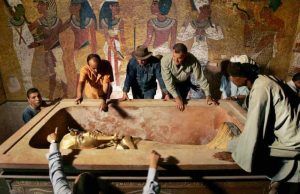 Tutankamon’un Mezarı, Nefertiti’nin Mezarına mı Açılıyor?