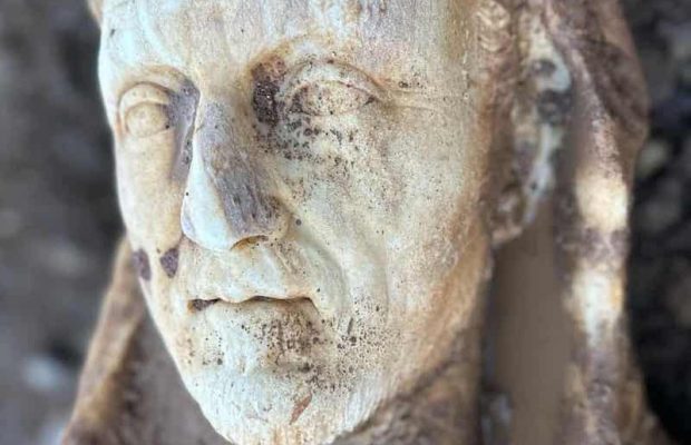 Una statua di Ercole scoperta in una fogna a Roma