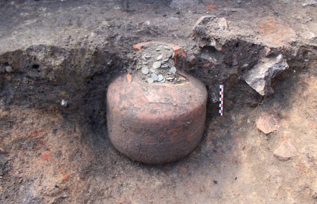 Fransa’daki Köyde Roma Sikkeleriyle Dolu Amforalar Bulundu