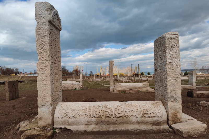 Selçuklulara Ait Çift Başlı Ejderha Motifli Mezar Taşı Bulundu
