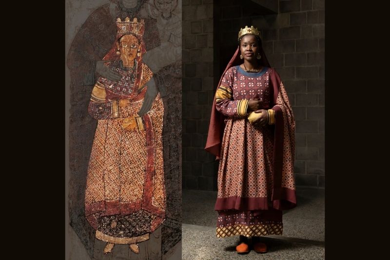 Faras Katedrali'nden 12-13. yüzyıla ait kimliği belirsiz ana kraliçe duvar resmi ve kostümünü taşıyan model